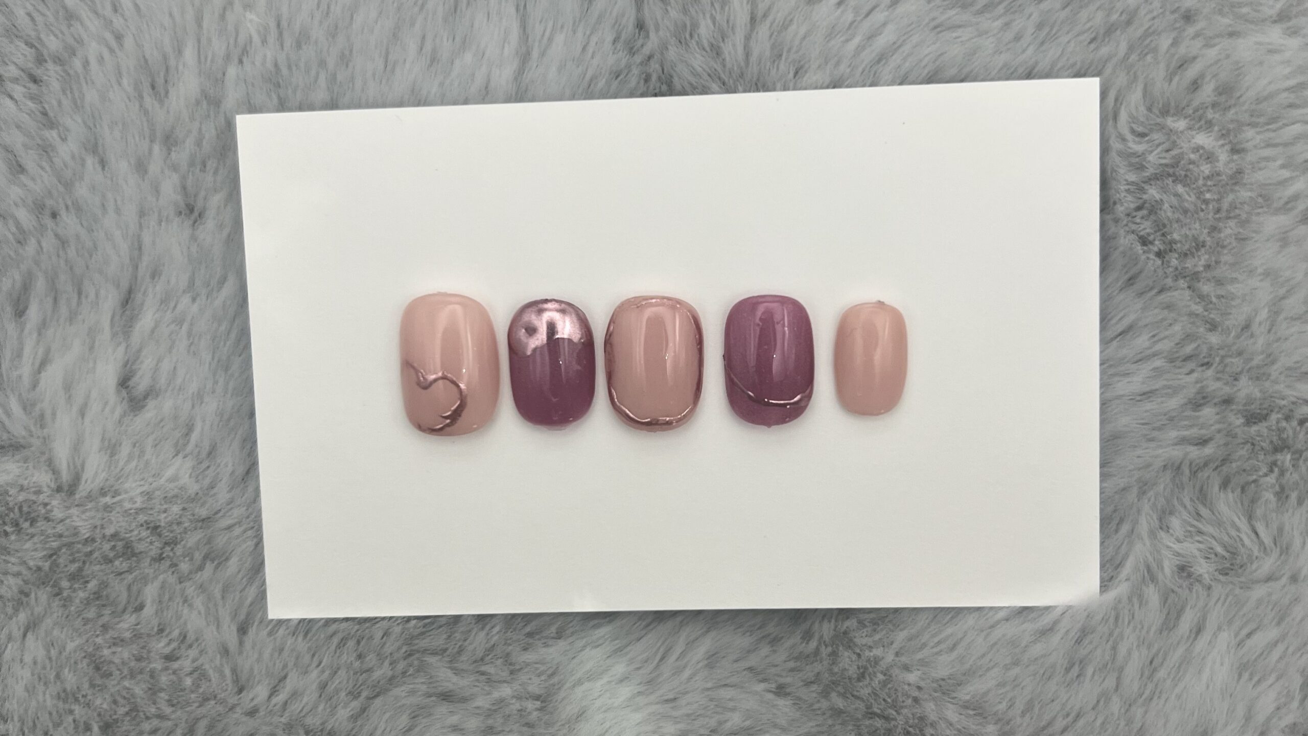 キャンドゥのPearl Mauveを使用したピンクのマグネットネイル