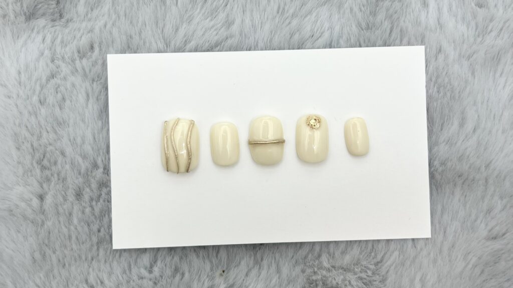ミルクをベースにゴールドのアクセントつけたネイル