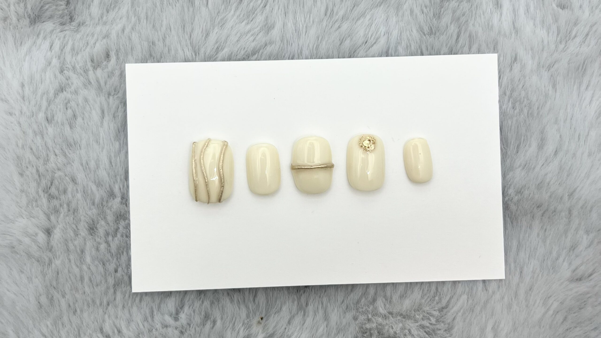 ミルクとゴールドの組み合わせが上品なネイルデザイン