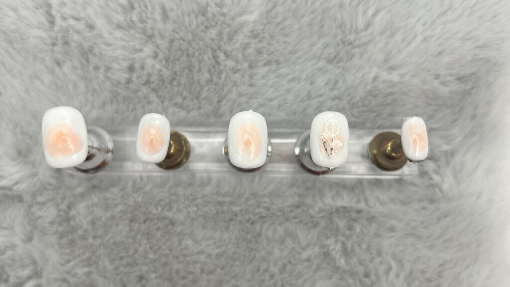 ダイソーで販売されているネイルポイントステッカーを貼った時